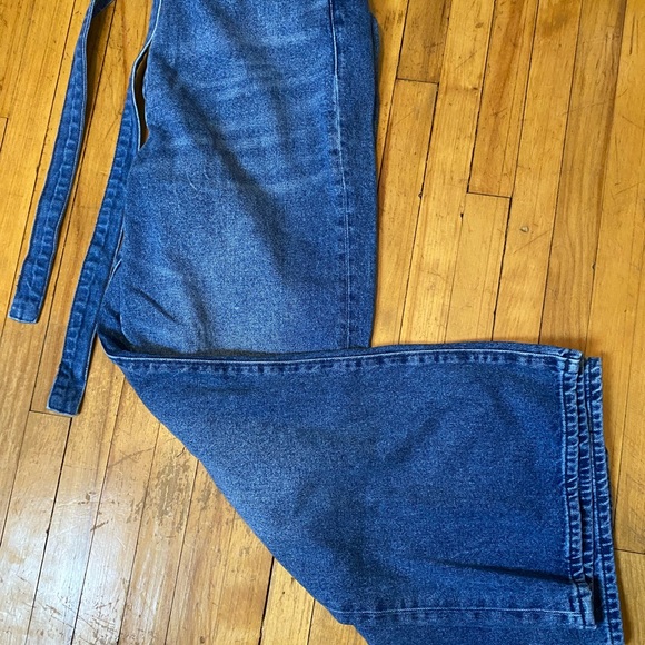 Belted Wide-Legged Jeans - Picture 6 of 10